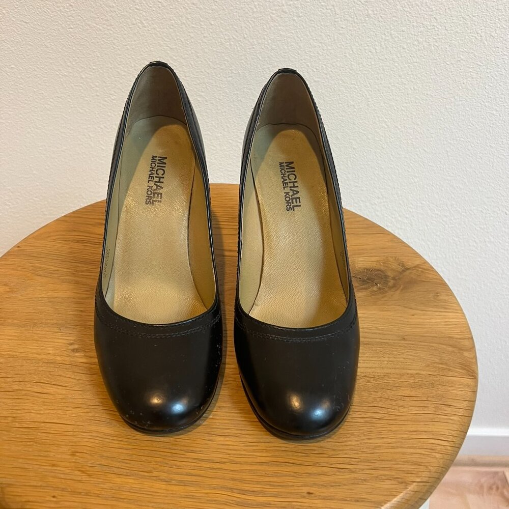 Michael Kors Round Toe Black Leather Pumps Size 7
